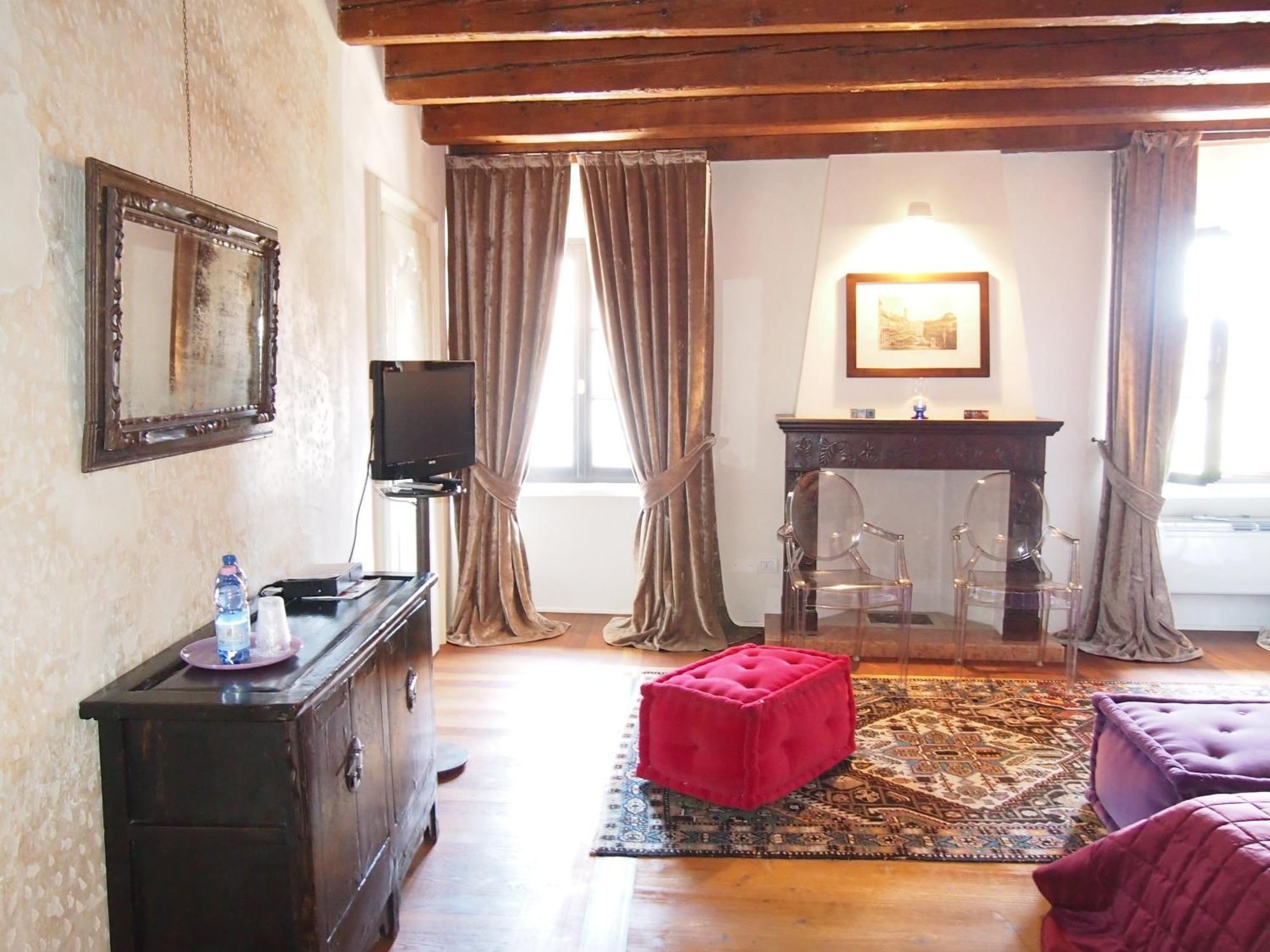 Truly Verona - Delle Erbe Suites Стая снимка